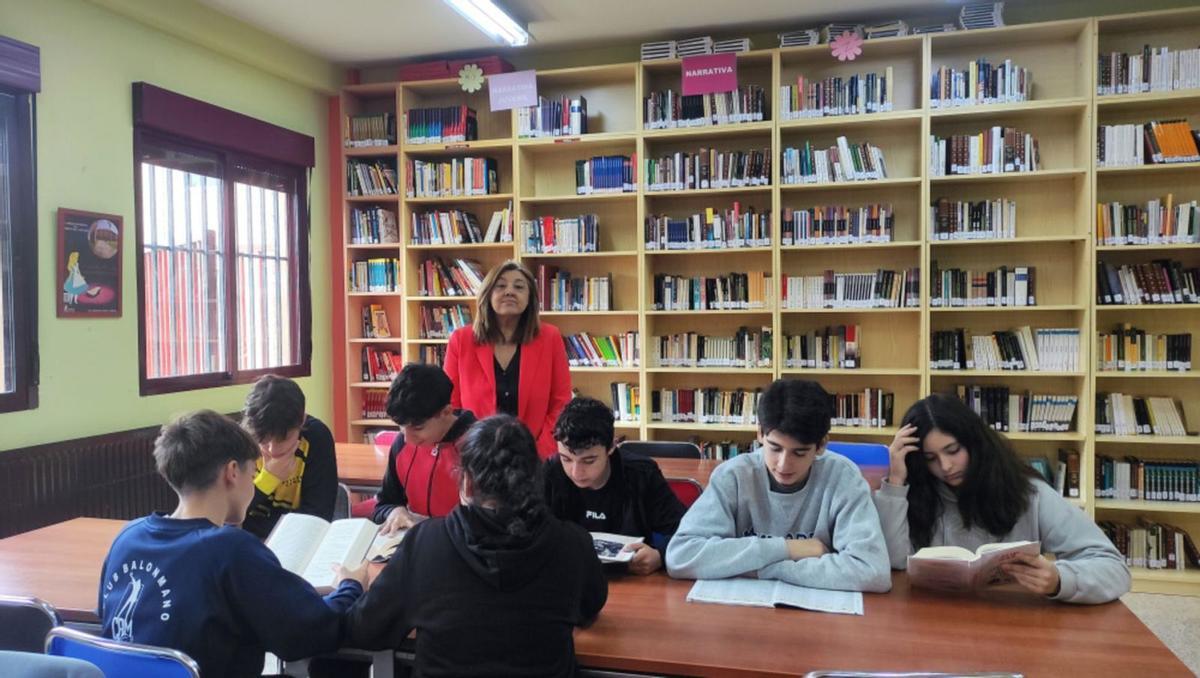 Alumnos en la biblioteca del IES Maestro Haedo.