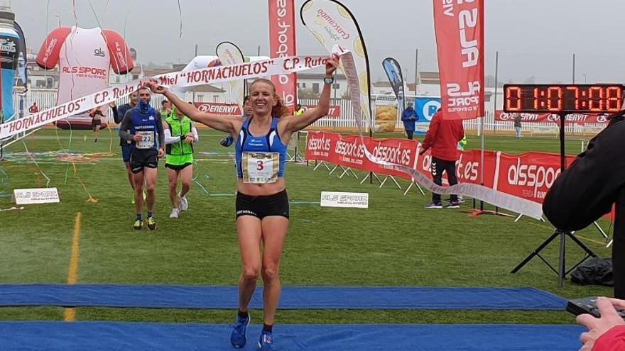 Raquel Hernández se estrena en la Ruta de la Miel y logra su 50ª victoria en el circuito cordobés