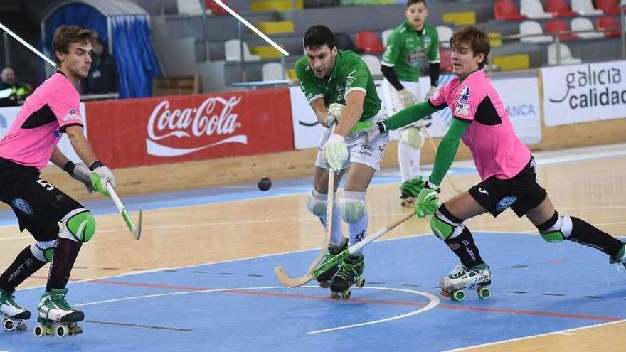 Sergi Miras, entre los hermanos Lluís y Marc Grau, en el partido contra el Lloret del pasado miércoles.