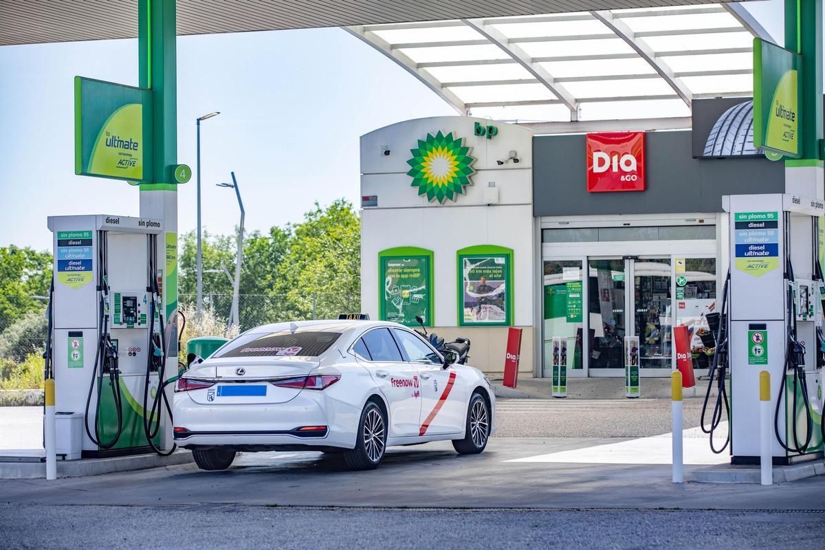 Freenow y BP se unen para abaratar la factura de carburante y carga eléctrica de los taxistas