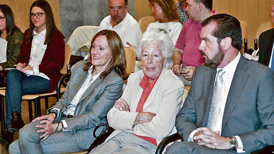 Henar Ortiz, Menchu Álvarez y Jesús Ortiz, en el banquillo. // Julia´n Rus