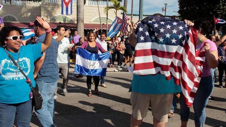 Numerosos cubanos salieron a las calles de Miami para festejar juntos la desaparición de Castro.