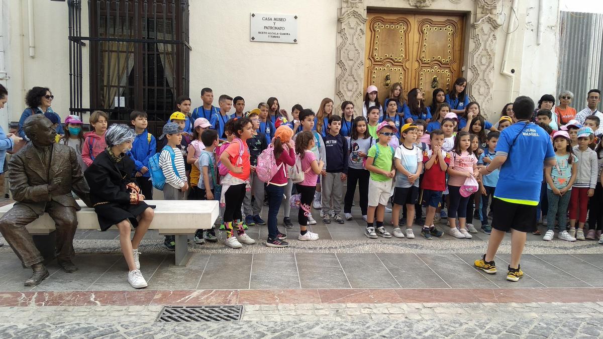 Alumnos en la parada realizada en el exterior de la casa-museo de Niceto Alcalá-Zamora, en la calle Río.