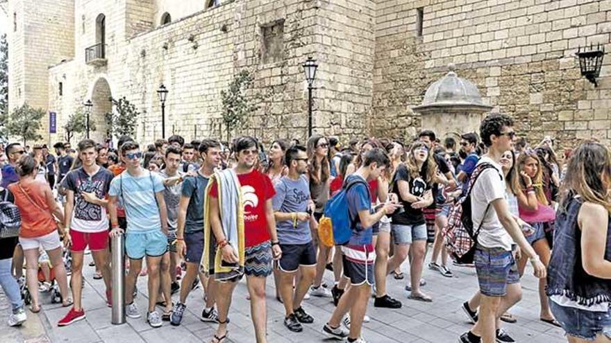 La explanada de la Seu, repleta de turistas. La Catedral de Palma constituye uno de los principales puntos de interés para los visitantes de la isla.