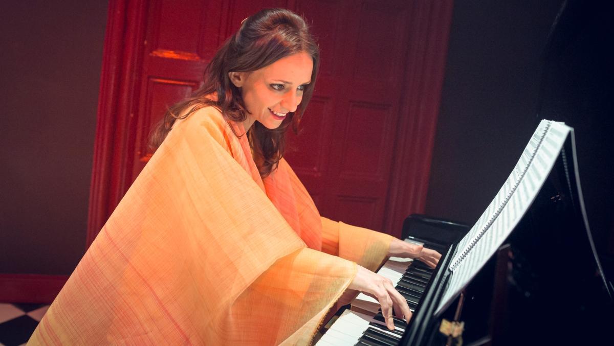 Ariadna Cabiró toca el piano y canta brevemente en algunas canciones.