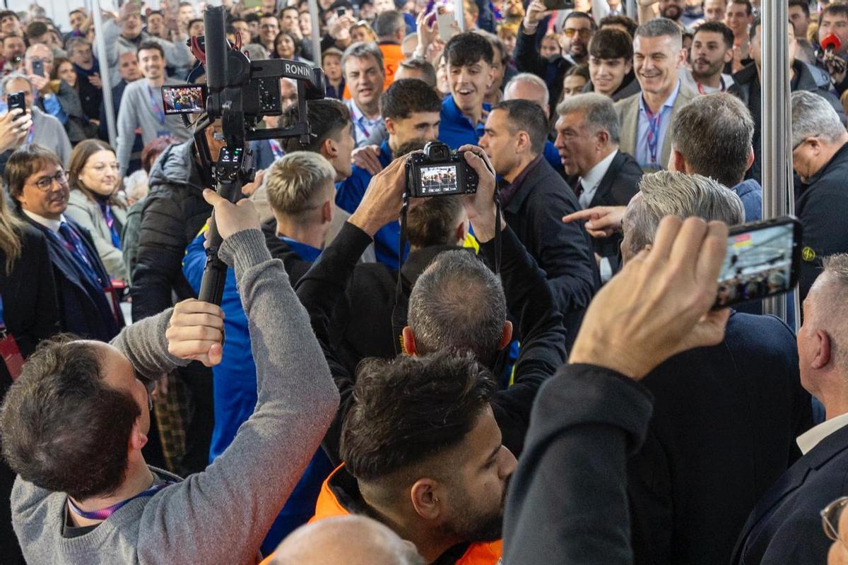 ¡Hansi Flick y los jugadores ejercen su derecho a voto junto a Joan Laporta! ¡Hansi Flick y los jugadores ejercen su derecho a voto junto a Joan Laporta!