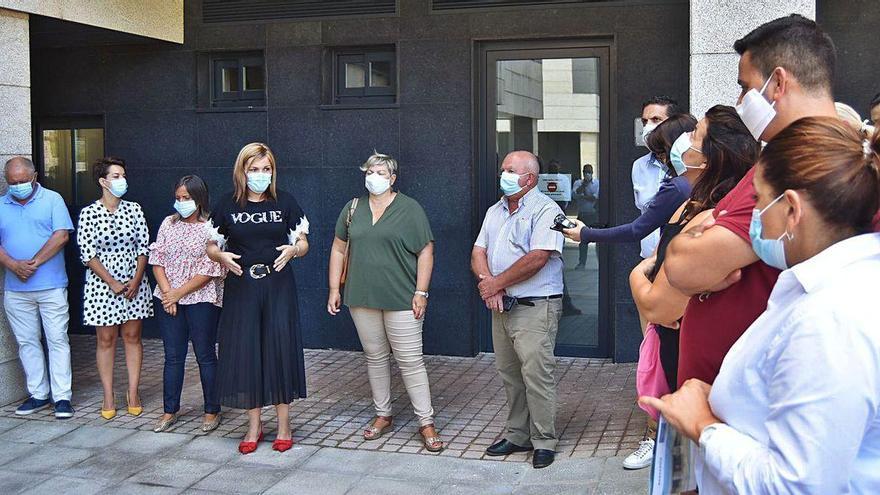 La alcaldesa de Redondela, Digna Rivas (4ªizq), junto a otros concejales, ayer, en la inauguración de las nuevas instalaciones de Servizos Sociais y el Centro de Atención á Muller de Redondela.