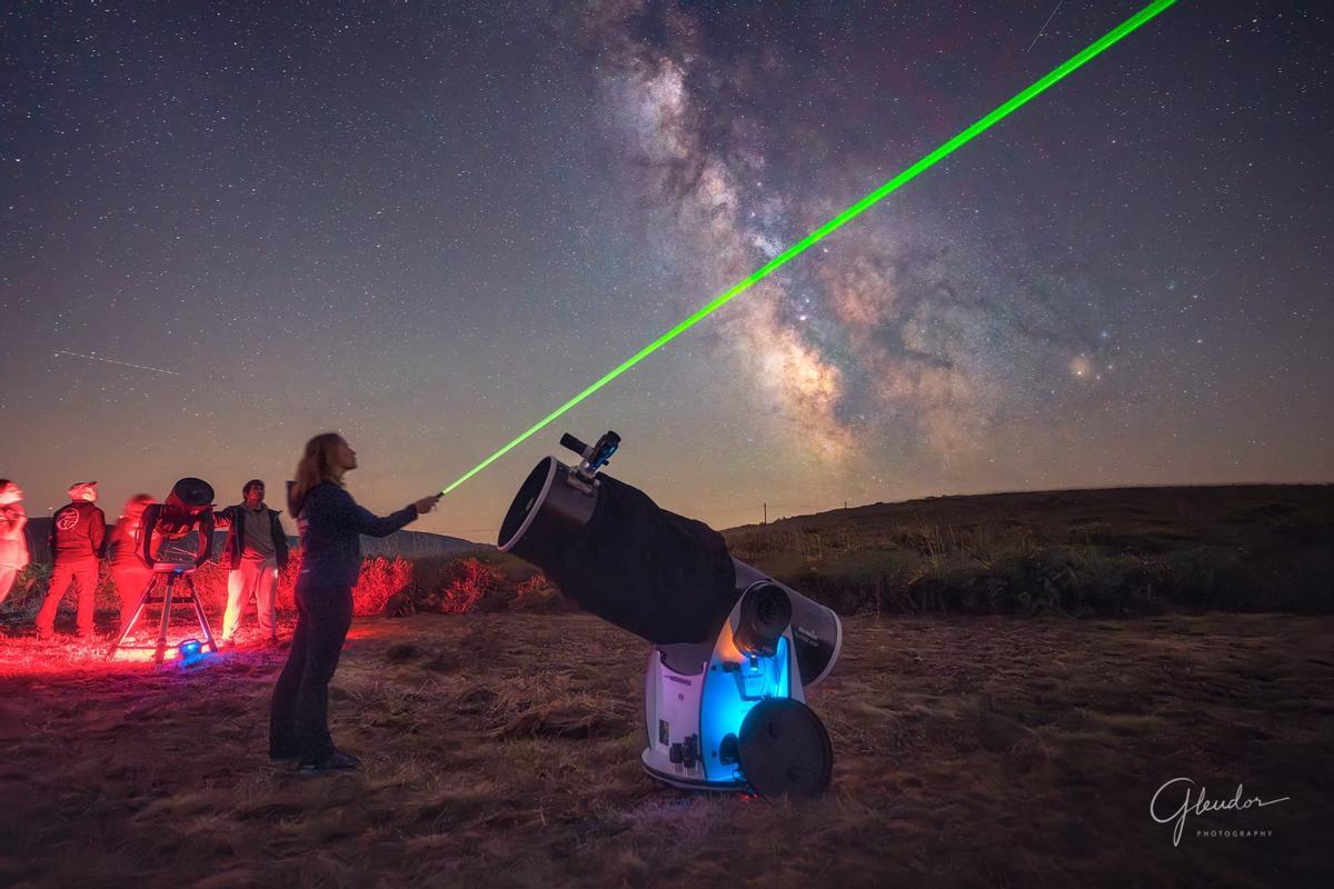 Lucía González, durante una salida a observar estrellas en Lago (Allande).