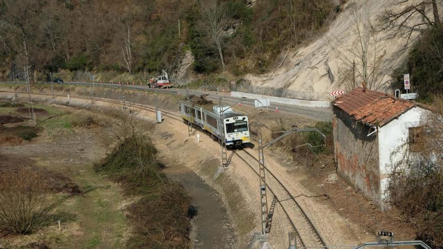 Un tren de Feve de la línea Gijón-Pola de Laviana.