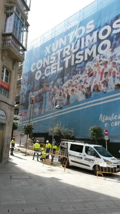 La constructora coloca la escultura sobre la fachada un mes antes de la apertura.