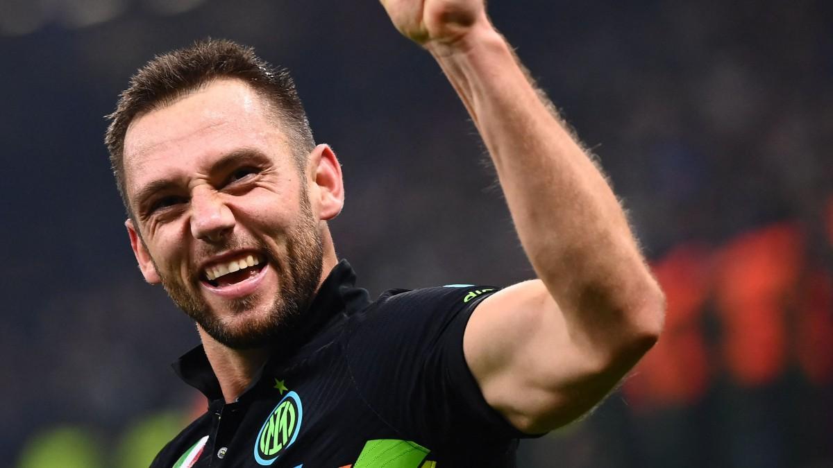Stefan de Vrij celebra su gol con el Inter de Milán en Champions ante el Sheriff Tiraspol