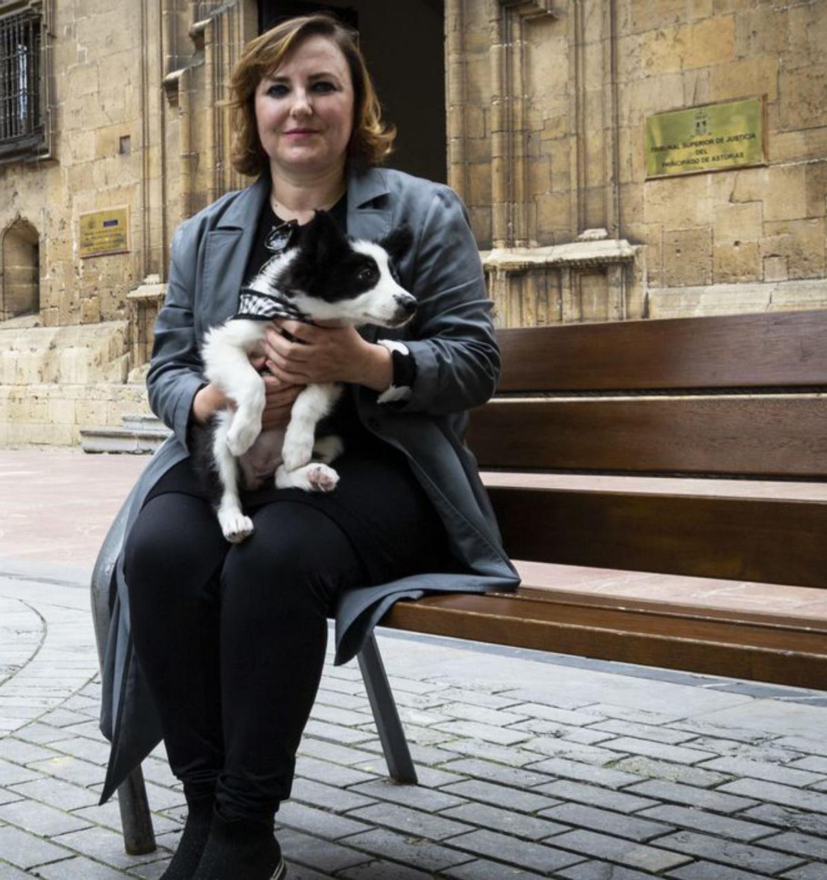 Nuria  Menéndez, con su perra «Selma».