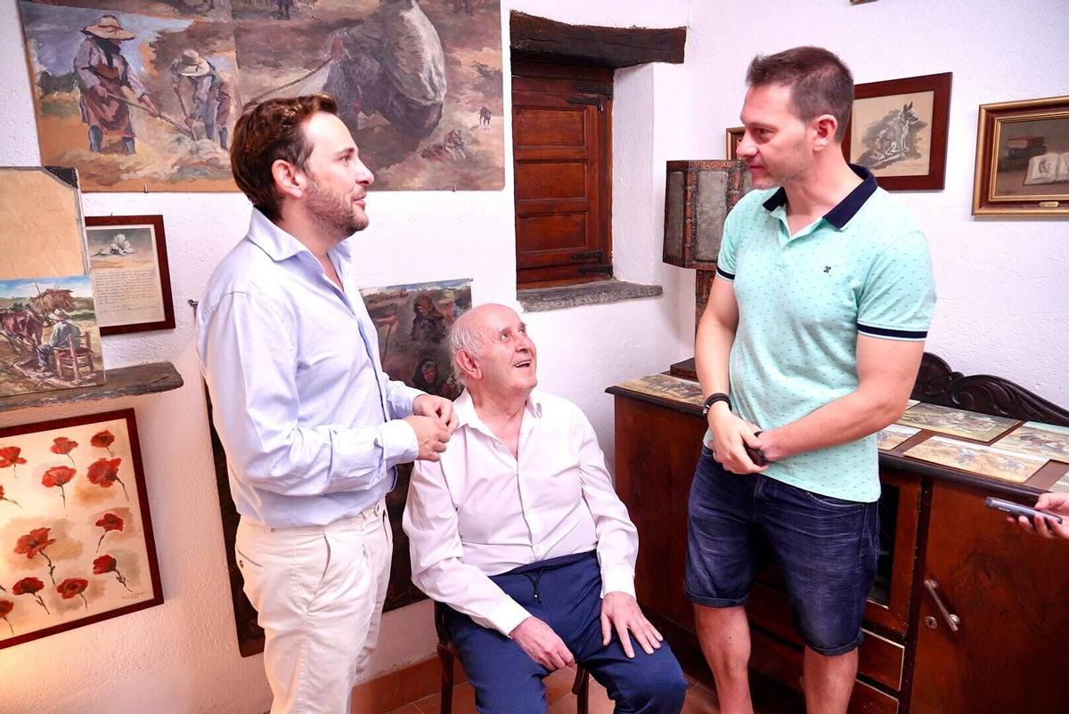 Visita del vicepresidente de la Diputación, Víctor López, a la casa museo de Enrique Seco San Esteban en el barrio de Carrascal