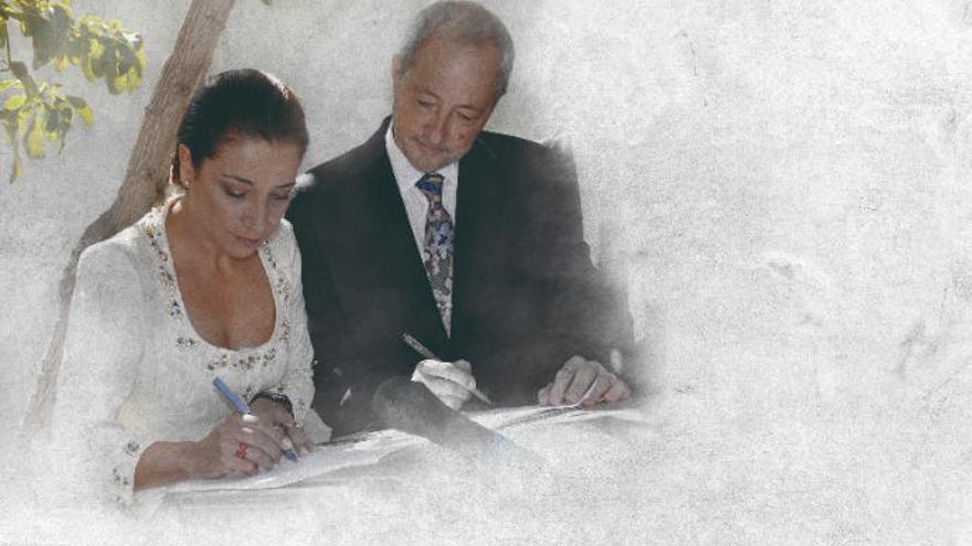 El expresidente Adán Martín y Pilar Parejo el día de su boda, en enero de 2010.