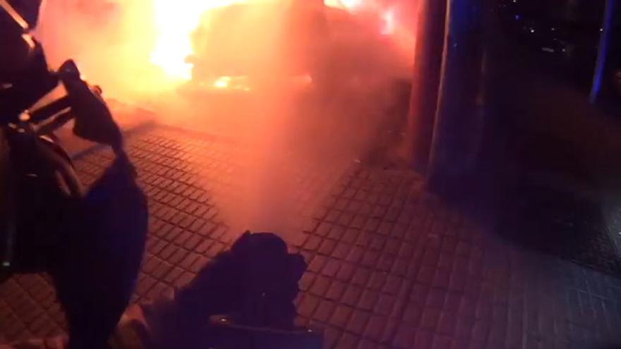 El incendio de un vehículo llena de humo varios pisos de un bloque de Suerte de Saavedra