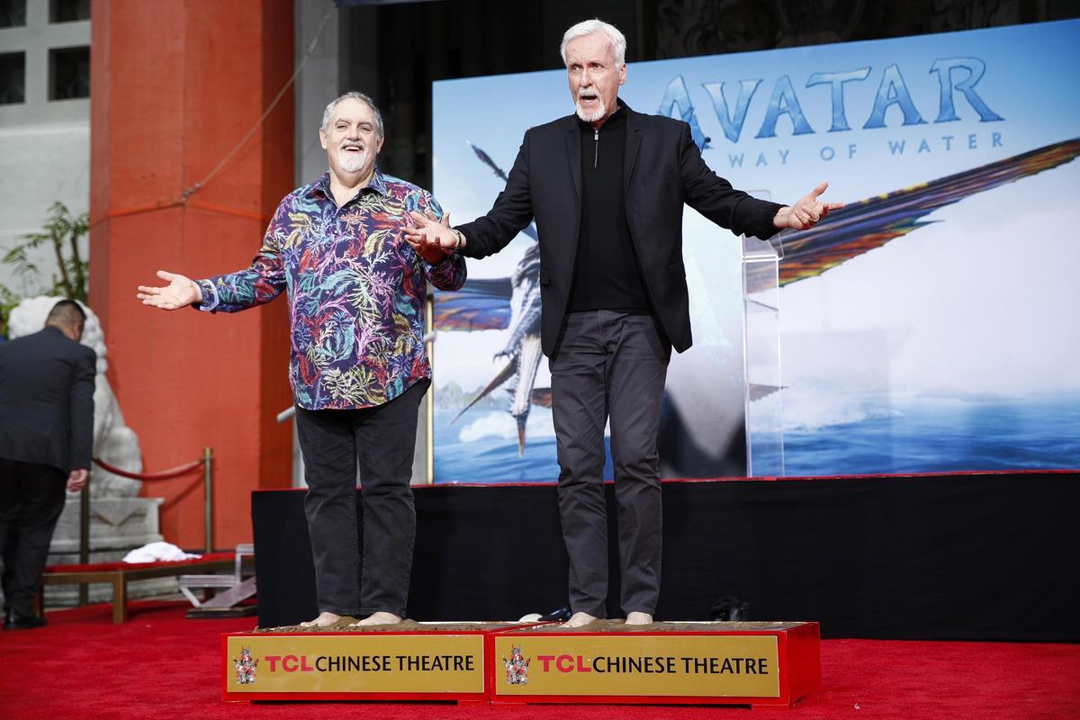 El productor Jon Landau, junto a James Cameron
