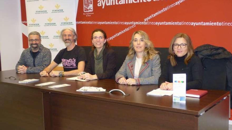 Por la izquierda, Sergio Gayol, Alejandro Hidalgo y Pola Canteli, de la asociación cultural &quot;Rincones y recovecos&quot;; Mónica Fernández, directora de zona de Caja Rural, y la concejala Verónica Gómez.