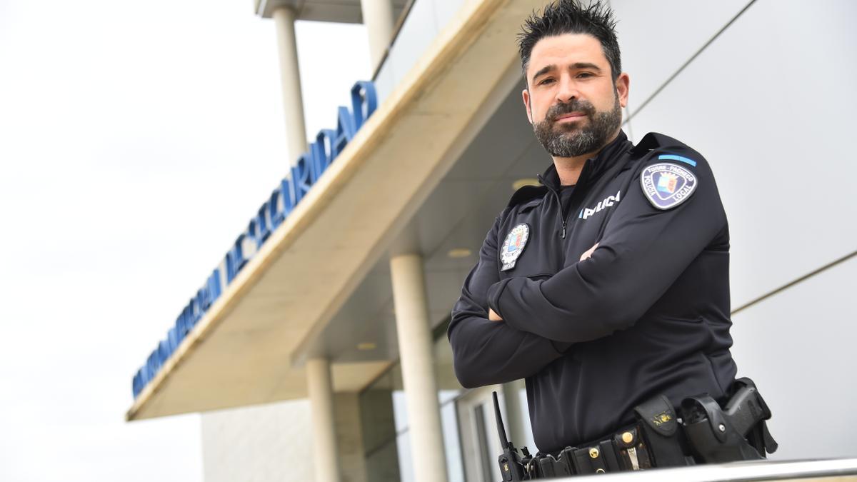 El agente Carlos Urrea, esta mañana a las puertas de comisaría.