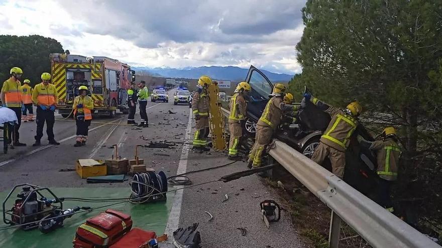 Els Bombers duent a terme el rescat del conductor atrapat en l'accident a l'N-II a Figueres.