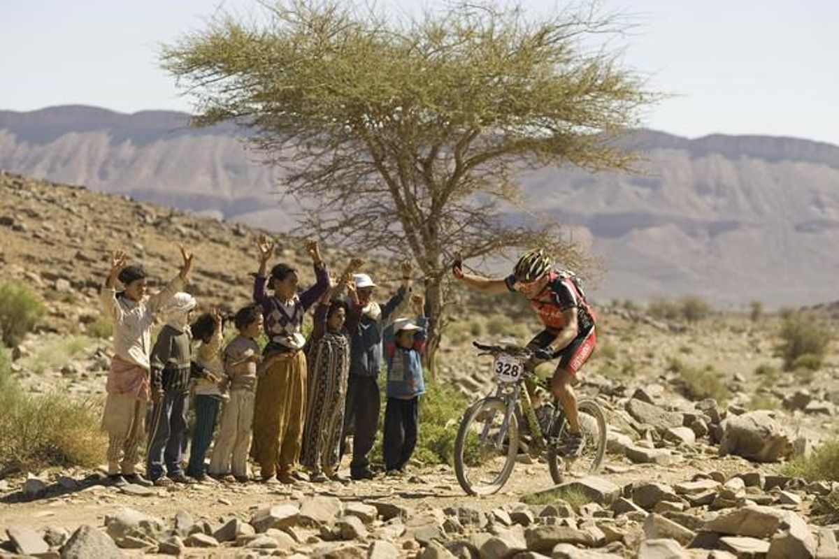 Un dels atractius de la Titan és la seva relació amb el Marroc. Fins a l’edició passada, tot el recorregut es disputava al continent africà i arribava fins a les portes del desert, a la localitat d’Erfoud. Els participants s’enfronten a dures etapes de dunes i en alguns casos es veuen obligats a pujar-les caminant i amb la bicicleta a sobre.