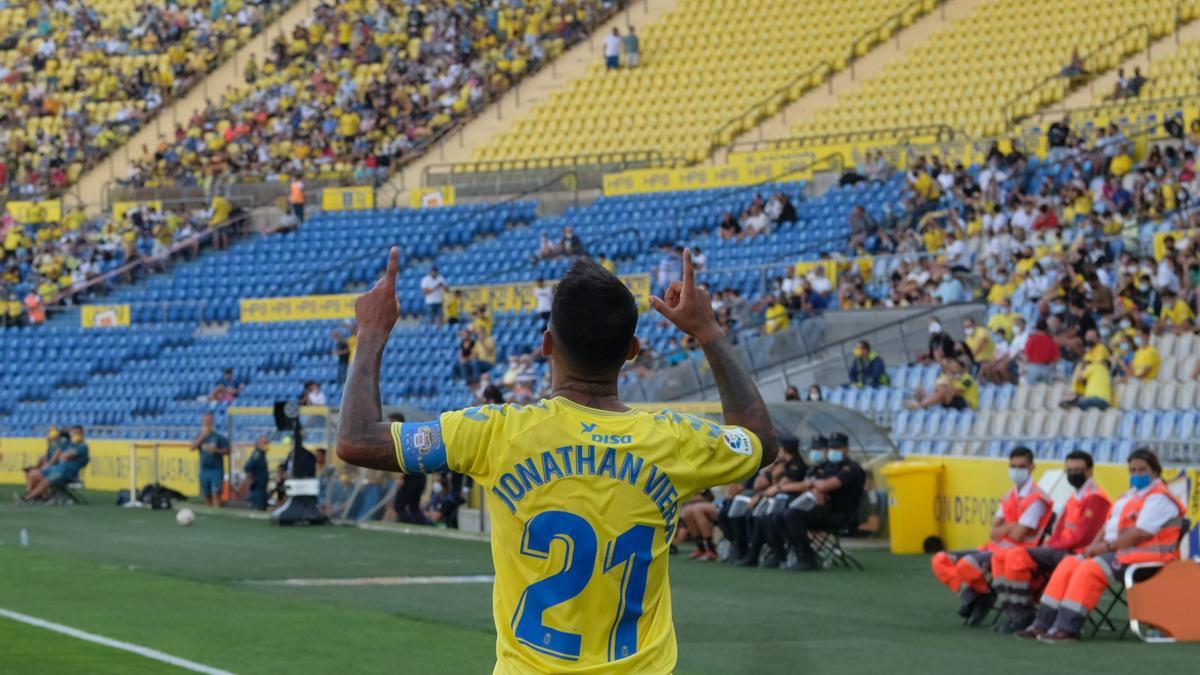 Viera festeja el 1-0 de penalti ante el Cartagena.