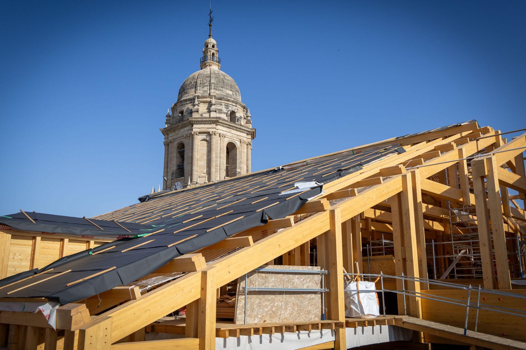 Visita institucional a las obras del tejado de la Catedral del presidente de la Diputación, Francisco Salado; junto con el obispo emérito, Jesús Catalá; el presidente de la Fundación Unicaja, José Manuel Domínguez; y los arquitectos del proyecto Juan Manuel Sánchez La Chica y Adolfo de la Torre Prieto