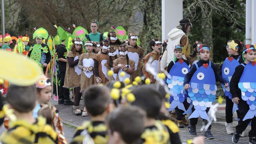 Nenos de primaria de Forcarei, durante o desfile.