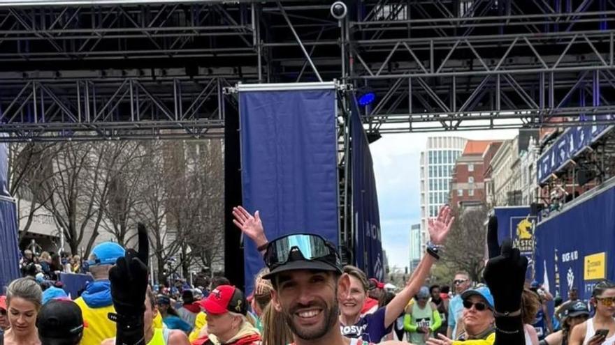 El asturiano Esteban Amieva completa las siete grandes maratones del mundo tras cruzar la meta en Boston