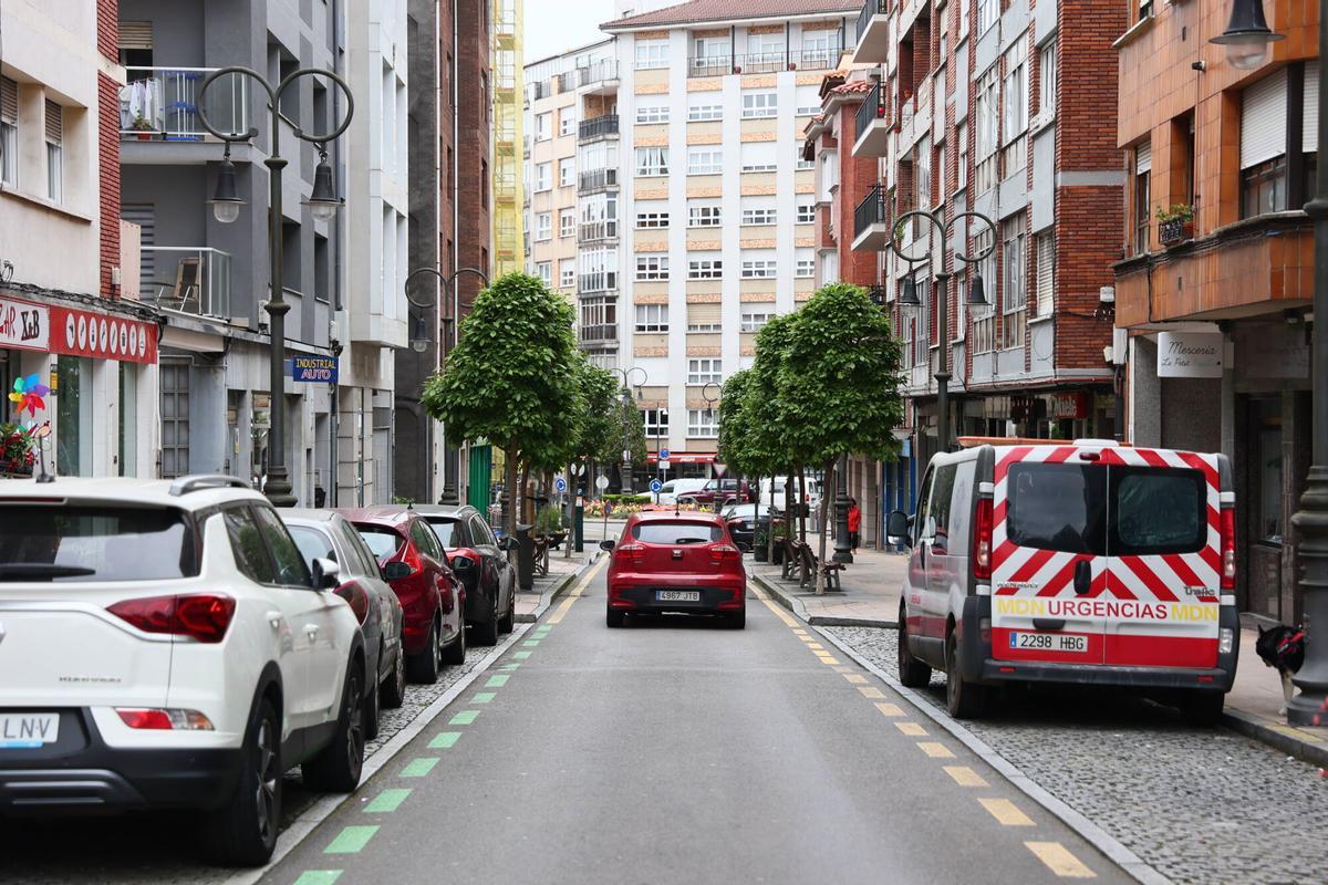 Un vehículo en la calle Palacio Valdés