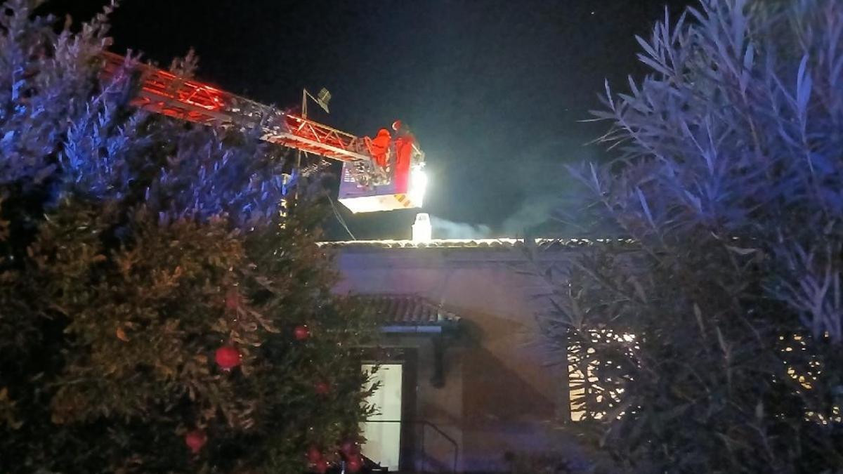 Efectius dels Bombers treballant en el foc de xemeneia