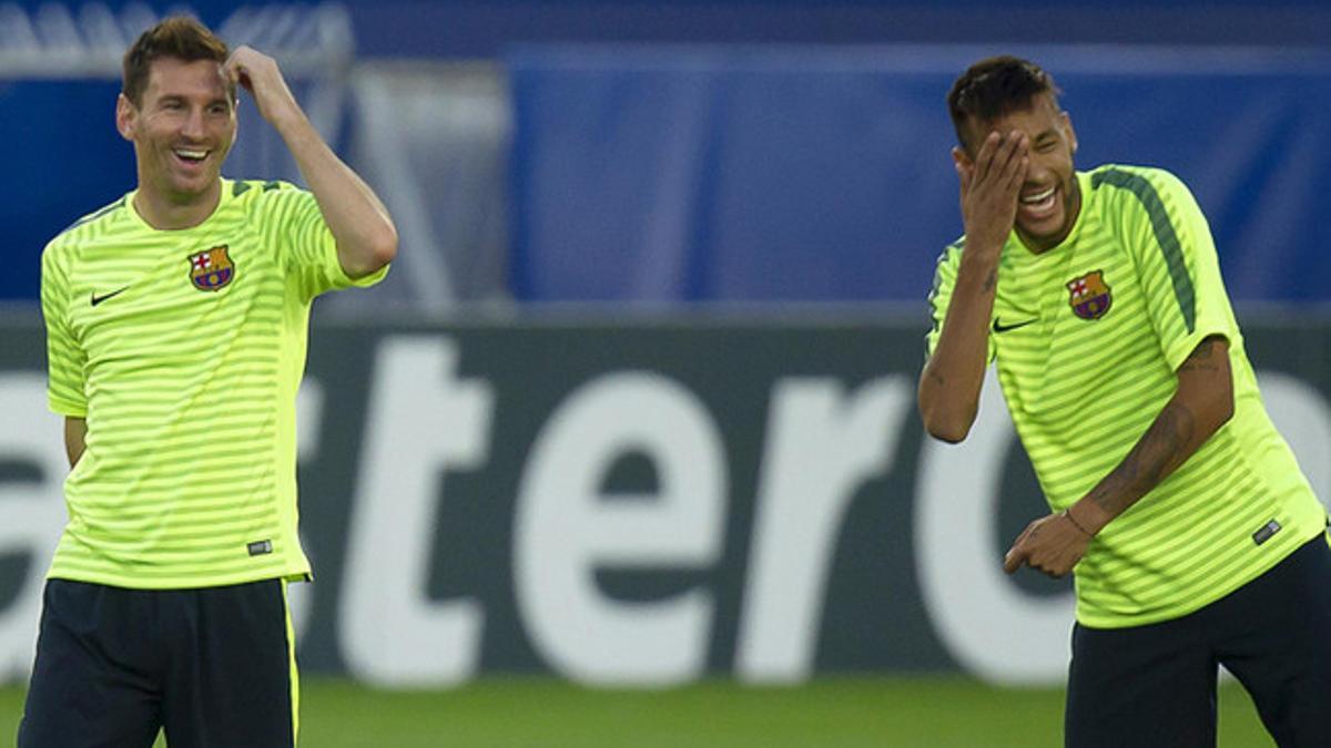 Leo Messi y Neymar bromean durante el entrenamiento en el Parque de los Príncipes