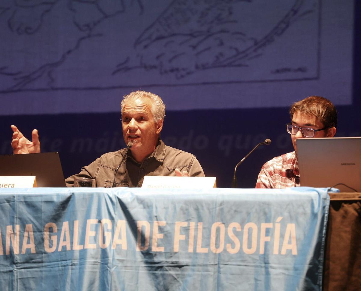 Matías Bruera (izquierda), durante su ponencia. | GUSTAVO SANTOS