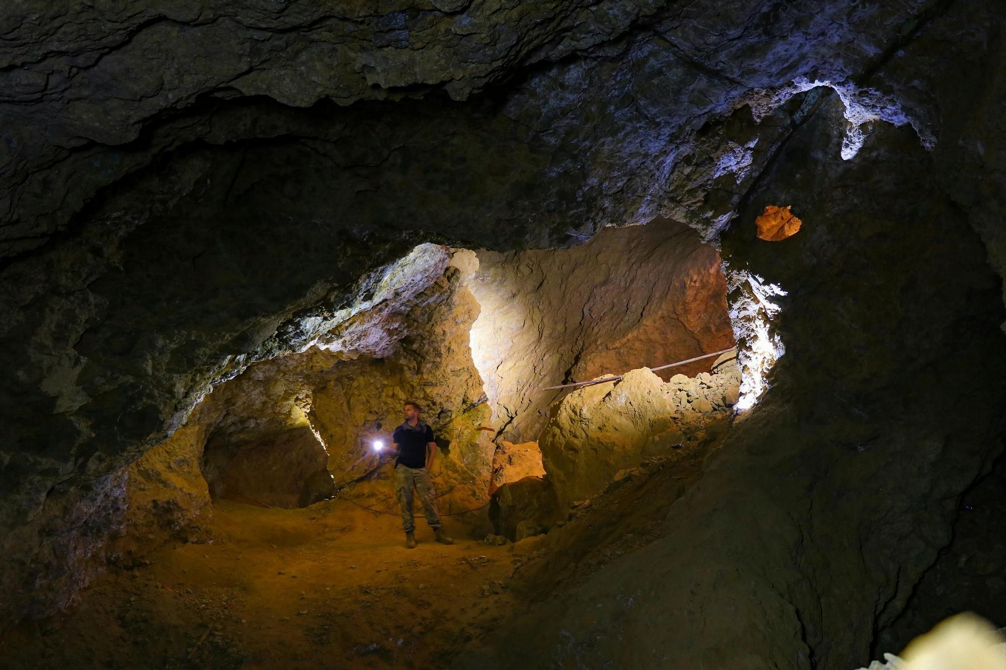 Un equipo de arqueólogos revisa el interior de una cueva
