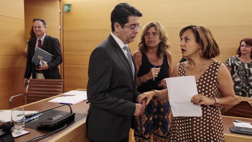 El presidente del Cabildo, Pedro Martín, junto a María José Belda (Podemos) y Berta Pérez (PSOE) durante la moción.