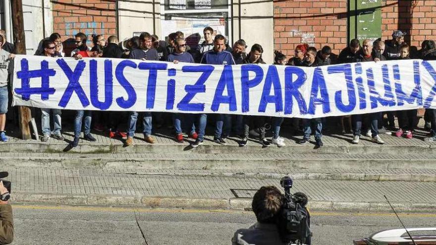 Concentración de aficionados del Deportivo ante los juzgados de A Coruña. // 13fotos