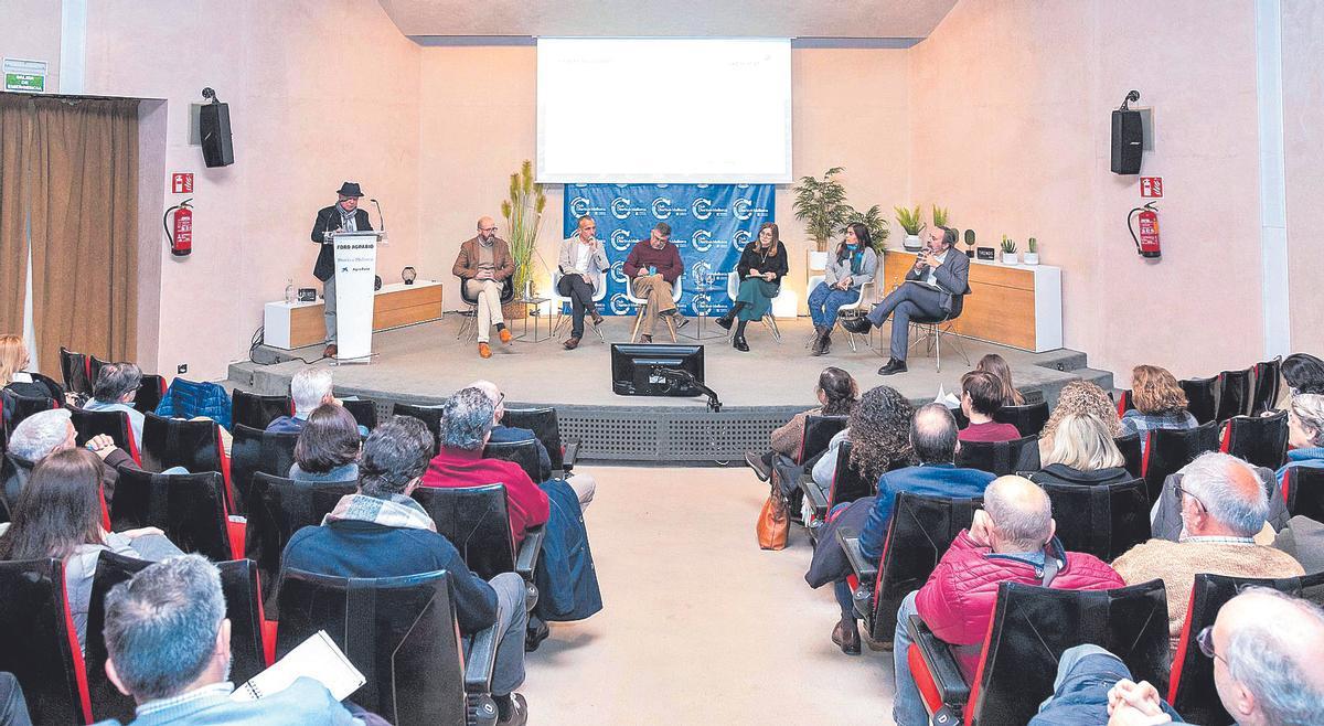 Joan Simonet, Guillem Bibiloni, Marta Terrassa, Dolors Feliu, Felip Munar, Mae de la Concha, María Francisca Parets, Joan Monjo y Fernando Fernández posan antes del comienzo del Foro Agrario celebrado en el Club Diario de Mallorca el pasado jueves.