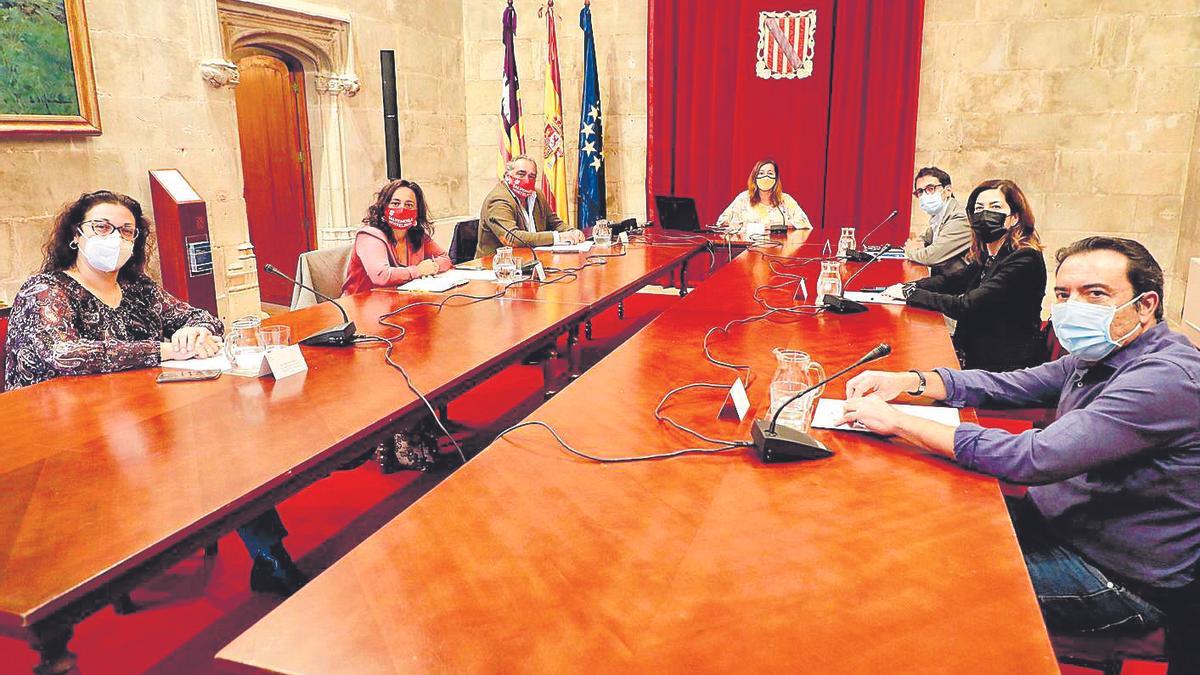 Imagen de la reunión celebrada ayer entre el Govern y el sector de la restauración.