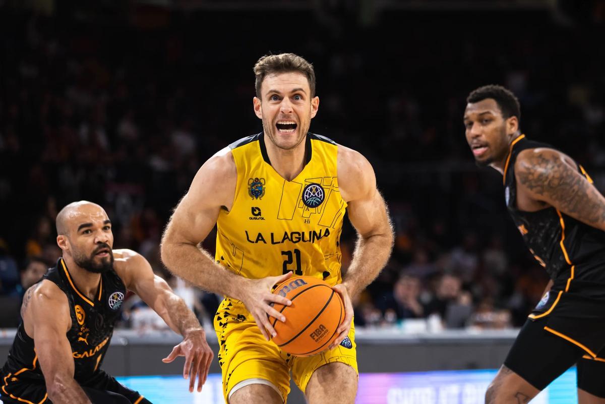 Tim Abromaitis encara el aro tras dejar atrás a Robinson y White.