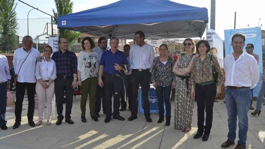 Candidatos del PP al Ayuntamiento de Benavente y a las Cortes por Zamora, ayer en Benavente. Foto S. G. C.