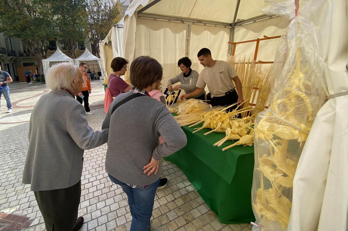 Trece puestos se han instalado este año en la Plaça Baix