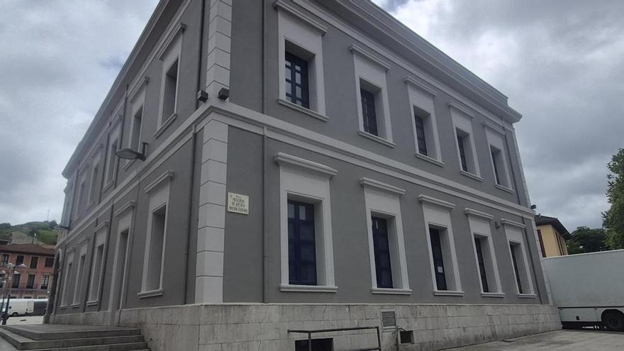 Placa conmemorativa, encendido de la nueva iluminación y homenaje a los trabajadores jubilados: Laviana "reestrena" su Casa Consistorial