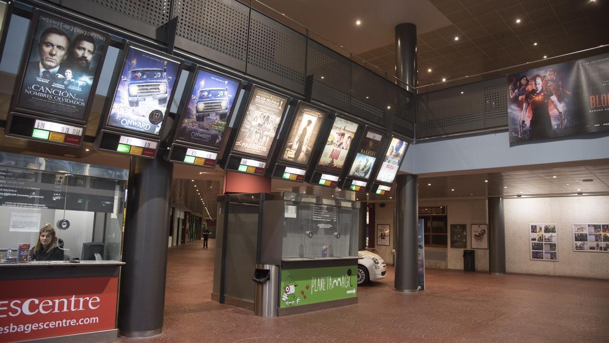 Entrada del Cinema Bages Centre de Manresa