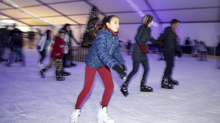 Asistentes a la pista de hielo instalada en La Exposición