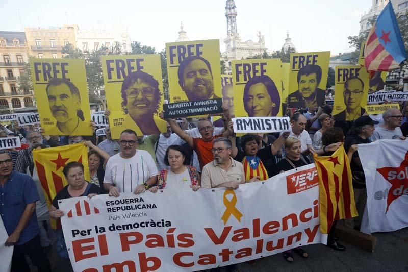 Concentración en València contra la sentencia del 'procés'