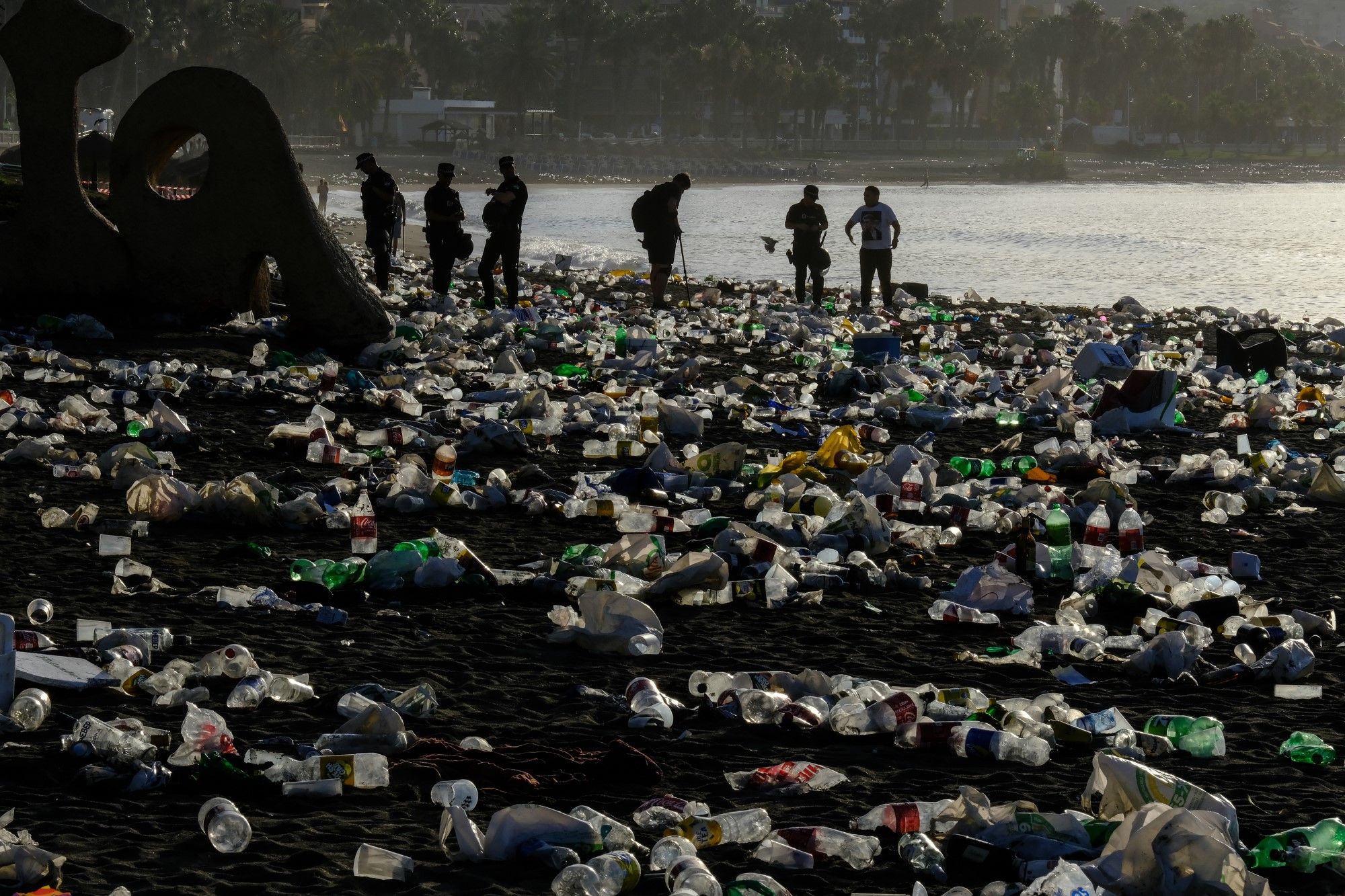 Toneladas de basura se acumulan en la playa tras celebrar la Noche de San Juan