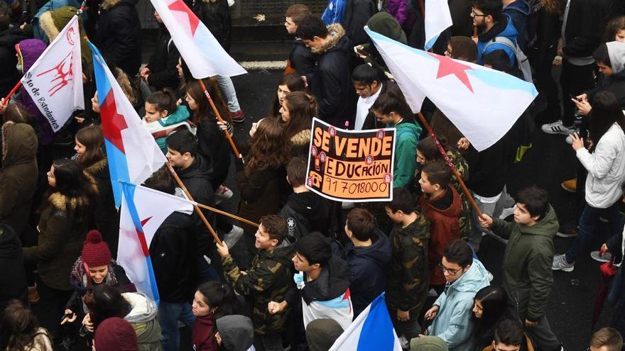 Decenas de alumnos coruñeses se manifiestan contra la Lomce