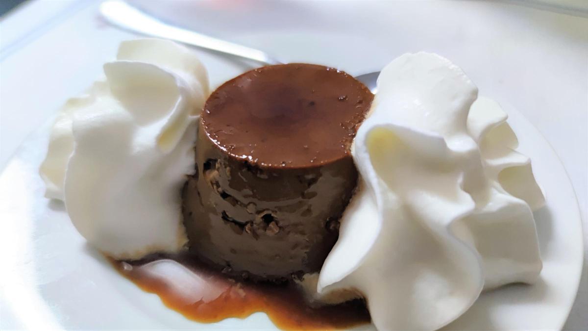 Flan de café (escoltado por nata) del Bar Restaurante Alarcón.