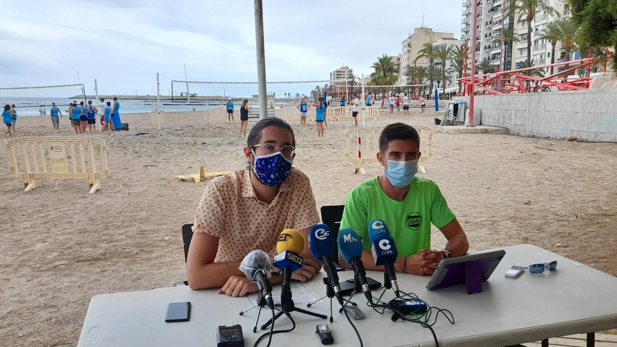 El concejal de Turismo, Marc Albella, y Roger Alberto, presentaron ayer la nueva app para avisar al servicio de socorrismo desde cualquier playa o cala de la localidad.