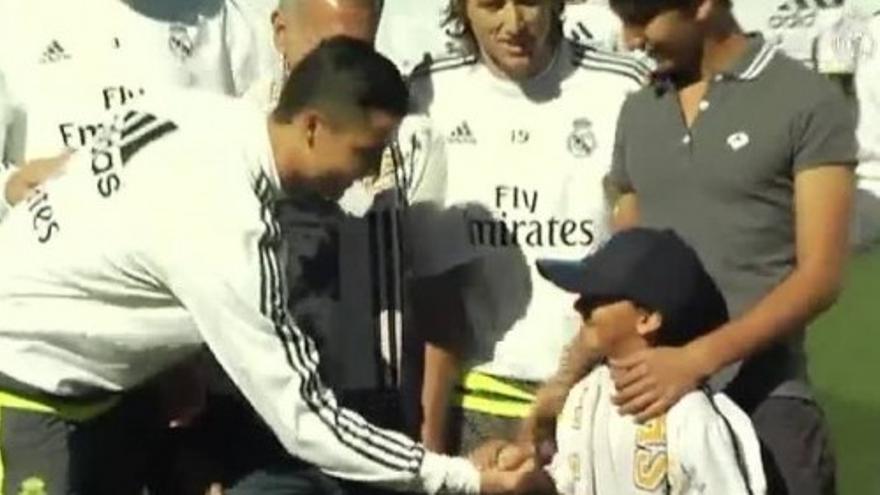 El Real Madrid saca una sonrisa a los niños sirios