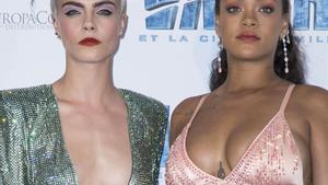 Rihanna y Cara Delevingne posan en la alfombra roja del estreno en París de ’Valeria y la ciudad de los mil planetas’.